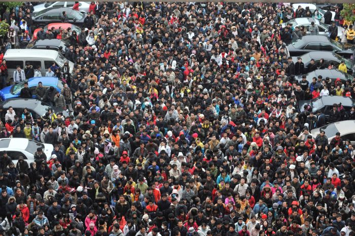 epa01949867 Examinees for the Chinese civil service in central government and agencies departments associated to the civil service wait outside the examination venue in Wuhan in central China's Hubei province 29 November 2009. More than one million applicants will try the 15,000 vacancies. EPA/SHEPHERD ZHOU